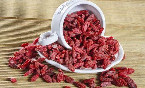 枸杞直接吃好還是泡水喝好?中醫專家終于給出答案了