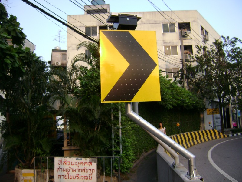 太陽能引導(dǎo)警告標(biāo)志